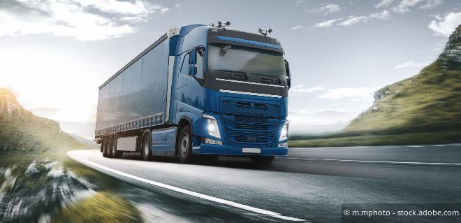 335_jgr11186kzt LKW auf Landstrasse