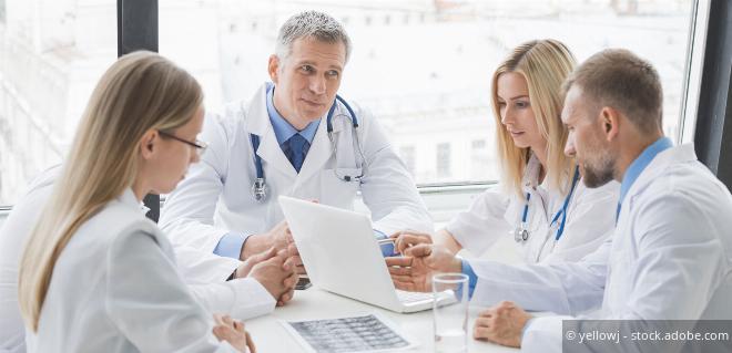 351_tjg11912gnf Ärzte beraten sich