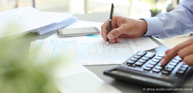 Mann mit Taschenrechner